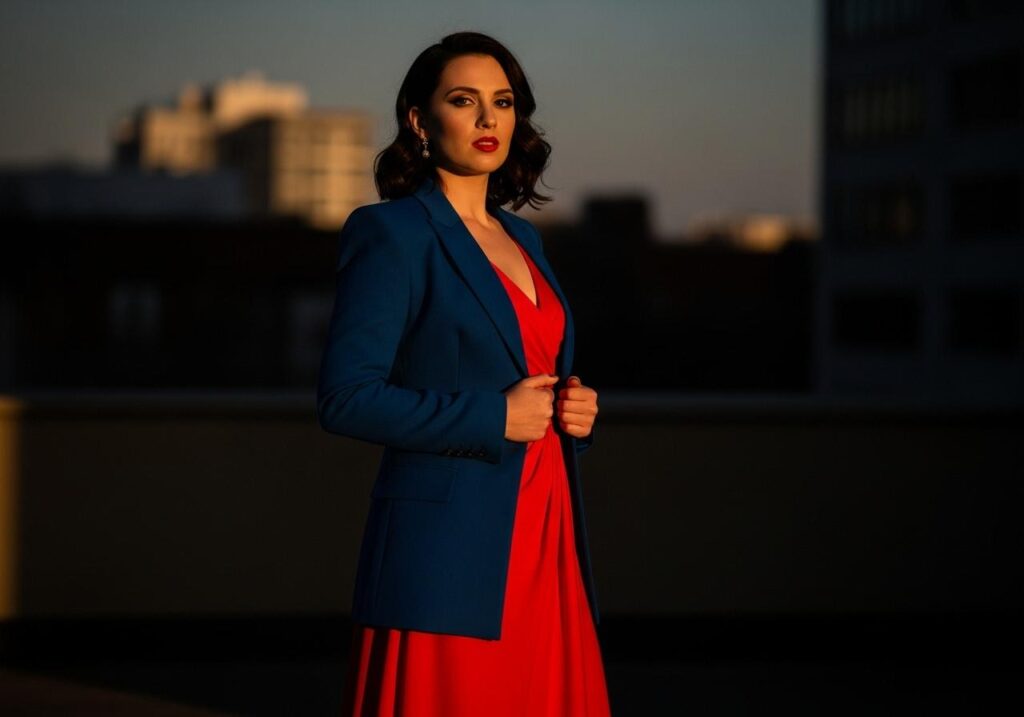 Kobieta w czerwonej sukience i niebieskiej marynarce